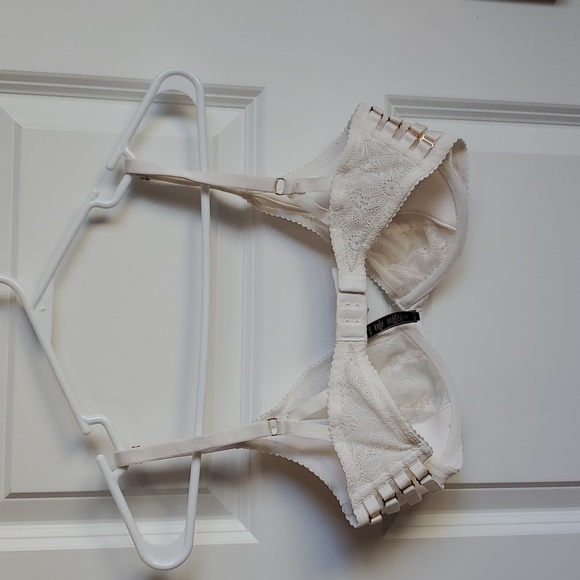 Victoria's Secret Very Sexy Unlined Plunge in Size 34DD - Picture 2 of 8